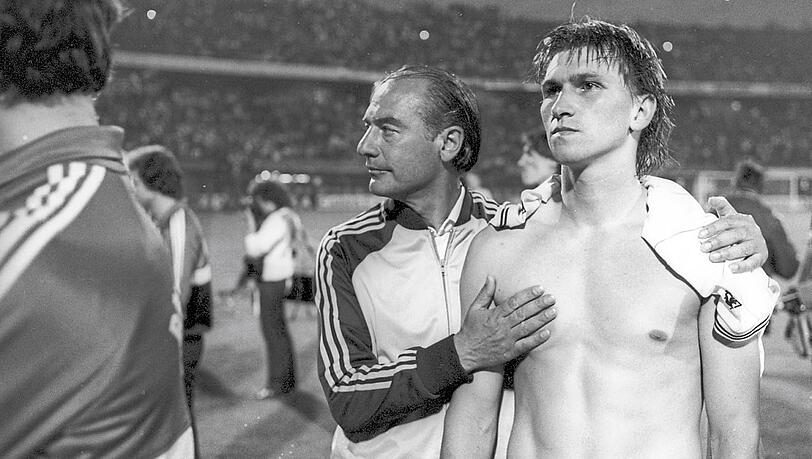 Aufmunterung und Rüffel: Trainer Pal Csernai (l.) und Klaus Augenthaler scheitern im Finale um den Pokal der Landesmeister.