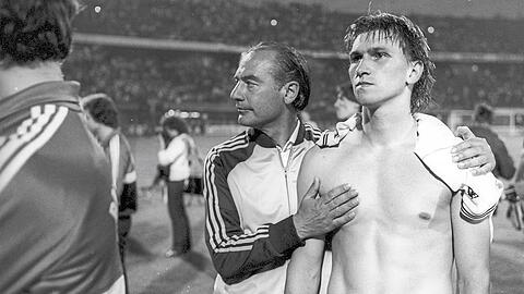 Aufmunterung und Rüffel: Trainer Pal Csernai (l.) und Klaus Augenthaler scheitern im Finale um den Pokal der Landesmeister.