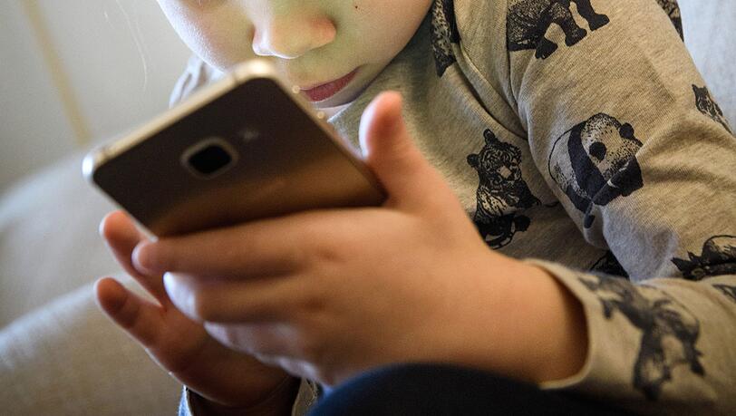Ab zehn Jahren haben die meisten Kinder in Deutschland ein eigenes Smartphone. (Symbolbild)