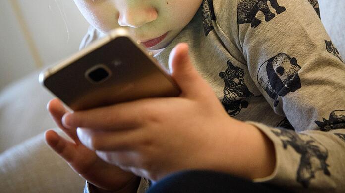 Ab zehn Jahren haben die meisten Kinder in Deutschland ein eigenes Smartphone. (Symbolbild)