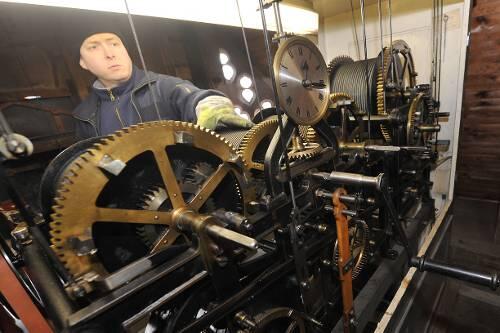 Mechaniker Matthias Riedel kümmert sich darum, dass das Uhrwerk läuft. Bald muss er vielleicht öfter ran.