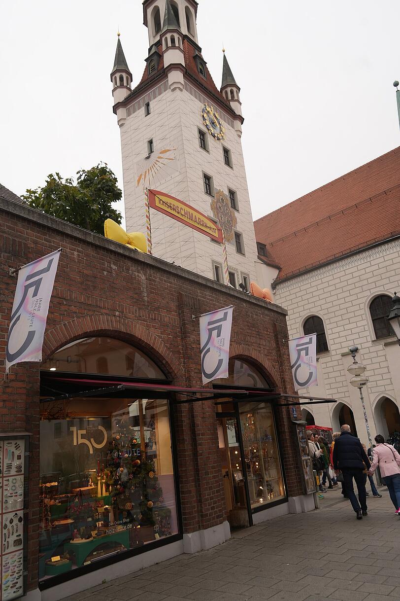 Vor drei Jahren hat das Geschäft Holz-Leute am Viktualienmarkt 150-jähriges Bestehen gefeiert. Vor drei Jahren hat das Geschäft Holz-Leute am Viktualienmarkt 150-jähriges Bestehen gefeiert.