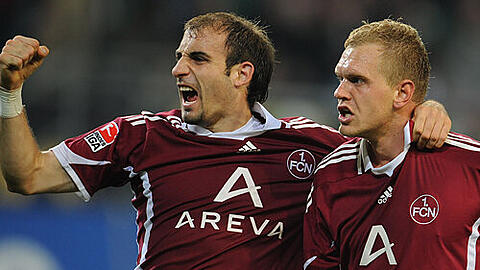 Javier Pinola (li.) und Andy Wolf bejubeln den Auswärtssieg beim Meister.