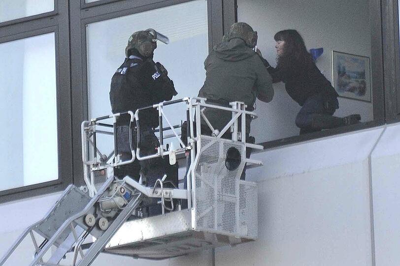Spektakulärer Polizei-Einsatz in Neuperlach: Ein bewaffneter Mann hatte in einer Praxis Patienten und Arzthelferinnen bedroht und konnte im Laufe des Nachmittags vom SEK überwältigt werden. Das Motiv des 51-Jährigen ist noch unklar - die Bilder.