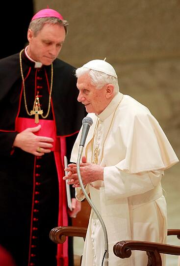 Sichtlich geschwächt zeigt sich Papst Benedikt XVI. in der Audienzhalle Paolo VI im Vatikan bei seiner voraussichtlich letzten Generalaudienz. Die Bilder.