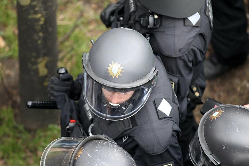 Bengalos, Chinaböller, Flaschenwürfe: FC Bayern II gegen TSV 1860 II: Die Bilder von Aufmarsch der Fans. 1000 Polizei-Beamte sind im Einsatz.