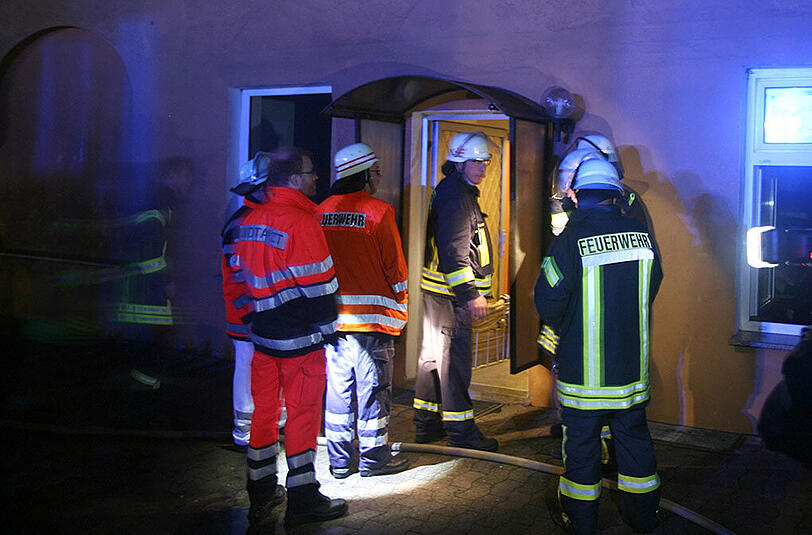 Unbekannte haben in Salzhemmendorf im Landkreis Hameln-Pyrmont (Niedersachsen) einen Brandanschlag auf eine Wohnung von Asylbewerbern verübt.