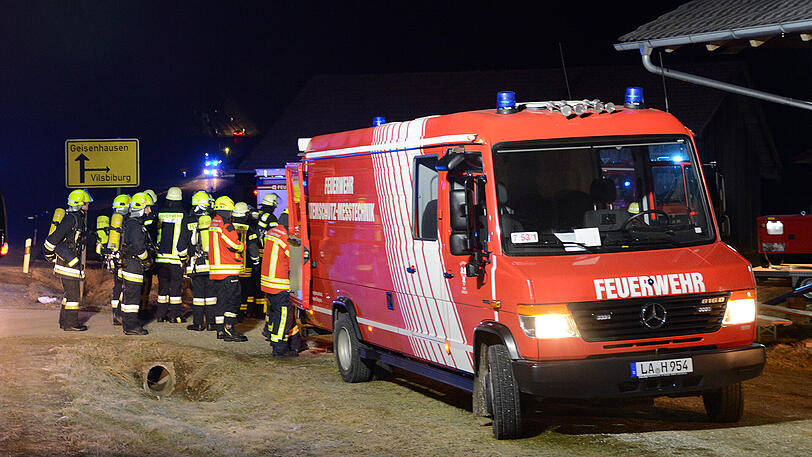 In einem Einfamilienhaus in Geisenhausen brach am Samstagmorgen ein Feuer aus.