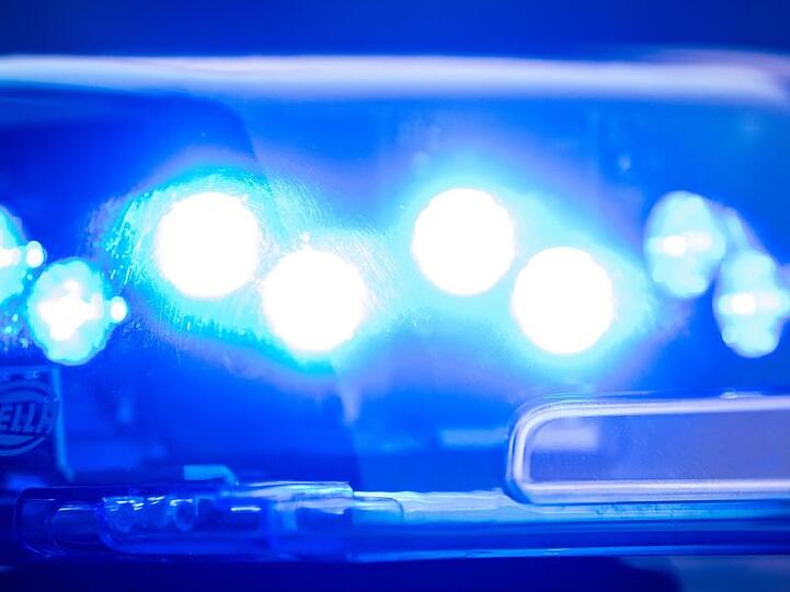 Ein Blaulicht leuchtet an einer Polizeistreife. Foto: Lino Mirgeler/dpa