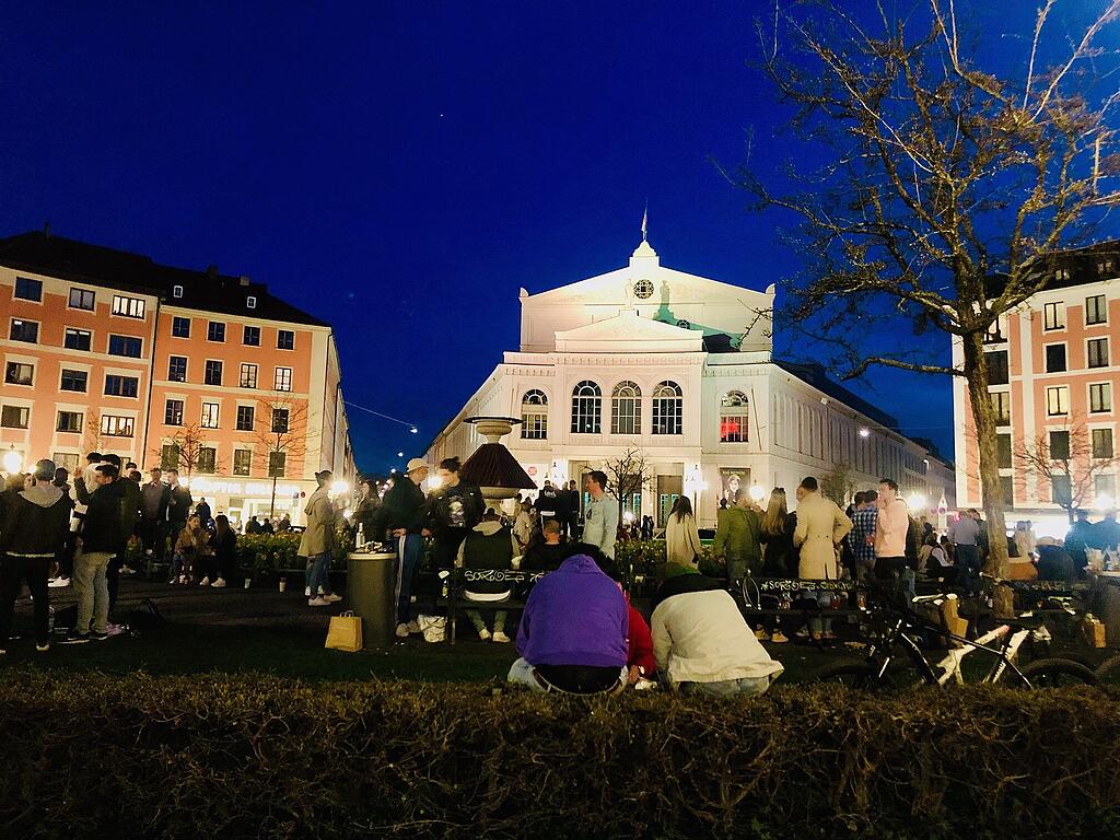 Gärtner und Wedekindplatz Schon wieder feiern Hunderte an Münchens