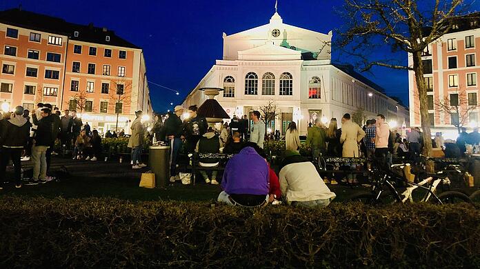 Reges Treiben am Freitagabend am Gärtnerplatz.