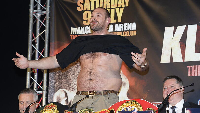 Bei Pressekonferenzen überrascht Fury auch gern mal als Batman, mit Wrestling-Maske, als Spaßvogel - oder präsentiert seine Wampe. Bei Pressekonferenzen überrascht Fury auch gern mal als Batman, mit Wrestling-Maske, als Spaßvogel - oder präsentiert seine Wampe.