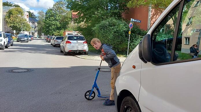 Max tut sich schwer, hinter dem Auto den Verkehr zu sehen.