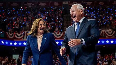 Die demokratische Präsidentschaftskandidatin Kamala Harris und ihr potenzieller Vize Tim Walz bei ihrem ersten gemeinsamen Wahlkampfauftritt am Dienstagabend in Philadelphia.