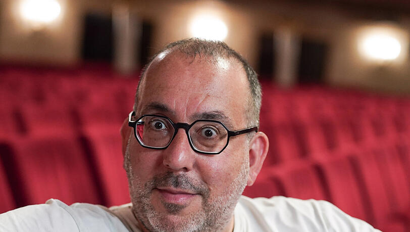 Der Regisseur Barrie Kosky wurde 1967 in Melbourne als Enkel jüdisch-russischer, jüdisch-polnischer und jüdisch-ungarischer Einwanderer geboren. Von 2012 bis 2022 war er Intendant und Chefregisseur der Komischen Oper Berlin. An der Bayerischen Staatsoper inszenierte er bereits „Die schweigsame Frau“, „Der feurige Engel“, „Agrippina“, „Der Rosenkavalier“, „Das schlaue Füchslein“ und „Die Fledermaus“.