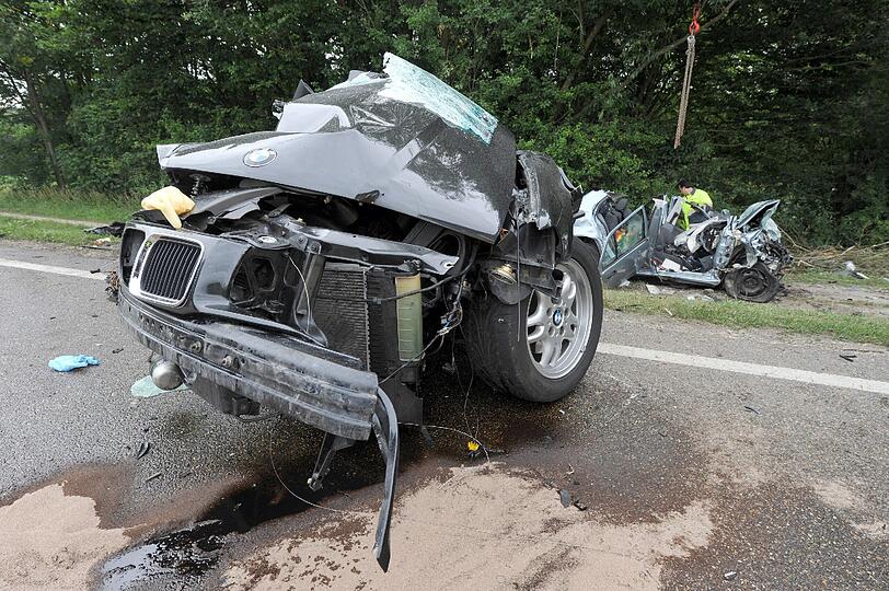 Fünf Menschen sind am Wochenende bei einem Überholmanöver nahe Donauwörth im Kreis Donau-Ries ums
Leben gekommen. Ein 20 Jahre alter Autofahrer hatte nach Angaben der Polizei auf der Bundesstraße 2 eine Wagenkolonne überholt. Die Bilder