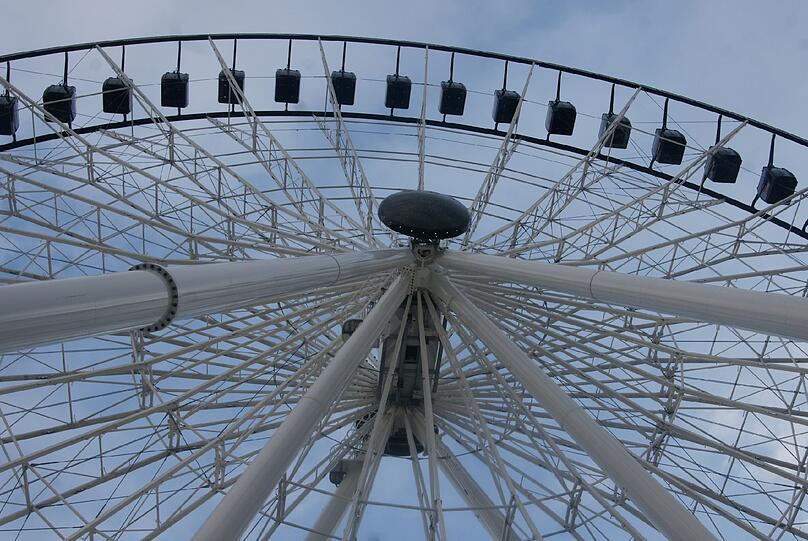 Riesen Riesenrad: Die gesamte Konstruktion ist rund 80 Meter hoch &ndash; drum heißt das Ding auch R80XL.