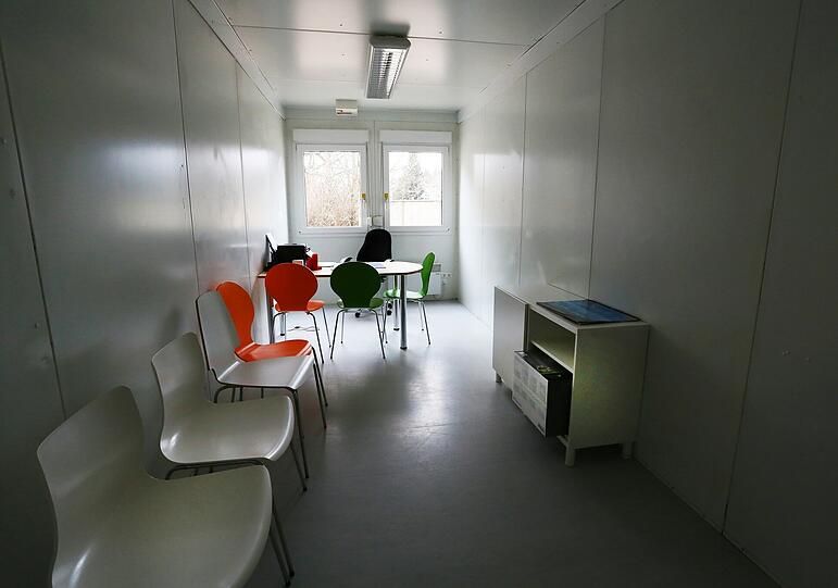 Gerade ohne Patienten: Das Behandlungszimmer für die Psychiater.