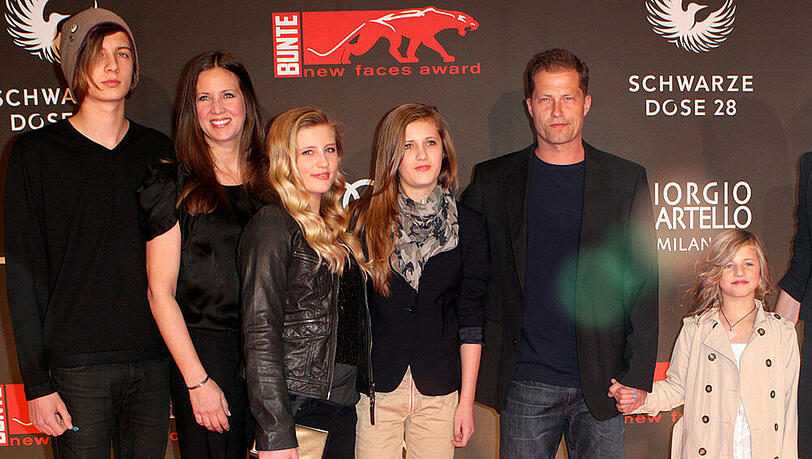 Til Schweiger (2. v.r.) mit Dana Schweiger (l.) und den Kindern Valentin, Luna, Lilli und Emma (r.) beim new faces award Film 2011 in Berlin Til Schweiger (2. v.r.) mit Dana Schweiger (l.) und den Kindern Valentin, Luna, Lilli und Emma (r.) beim new faces award Film 2011 in Berlin