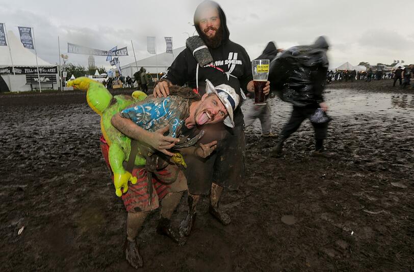 Schlammschlacht am Wochenende: Inoffiziell ist das Heavy-Metal-Spektakel seit Mittwochabend eröffnet. Die Veranstalter haben die anreisenden Metaler gebeten, sich zu gedulden. Der Matsch sorgt auf Zelt- und Parkplatz für Verzögerungen.