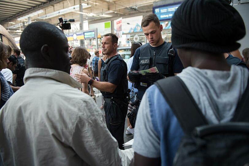 Tausende Flüchtlinge haben am Dienstag mit Zügen aus Ungarn den Münchner Hauptbahnhof erreicht.