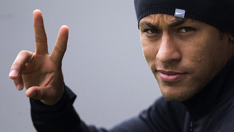 Neymar: Sein sportliches Talent ist unzweifelhaft, sein Ego äquivalent unermesslich. Ein junger Dunkelhäutiger, der sich aus ärmlicheren Verhältnissen hochgespielt hat, dem heute im mondänen Paris die Türen offen stehen, dies fördert unweigerlich Missgunst.