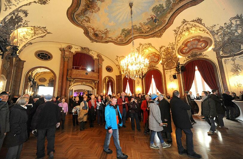 Der Kontrast dazu ist der Silbersaal: Er wurde restauriert und sieht aus wie im Eröffnungsjahr 1896.