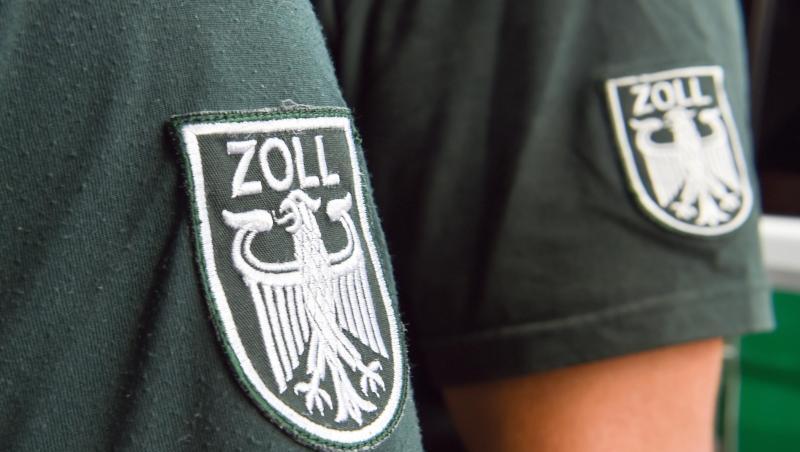Die Ärmelabzeichen von zwei Zollbeamten. Foto: picture alliance / Christophe Gateau/dpa/Symbolbild Die Ärmelabzeichen von zwei Zollbeamten. Foto: picture alliance / Christophe Gateau/dpa/Symbolbild