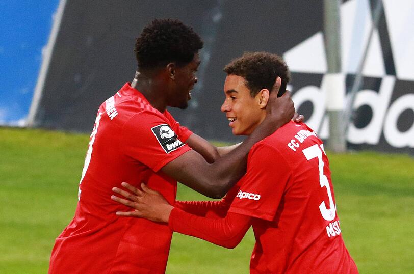 Jamal Musiala (re.) und Kwasi Okjere Wriedt (li.) bejubeln den erneuten Sieg des FC Bayern II.
