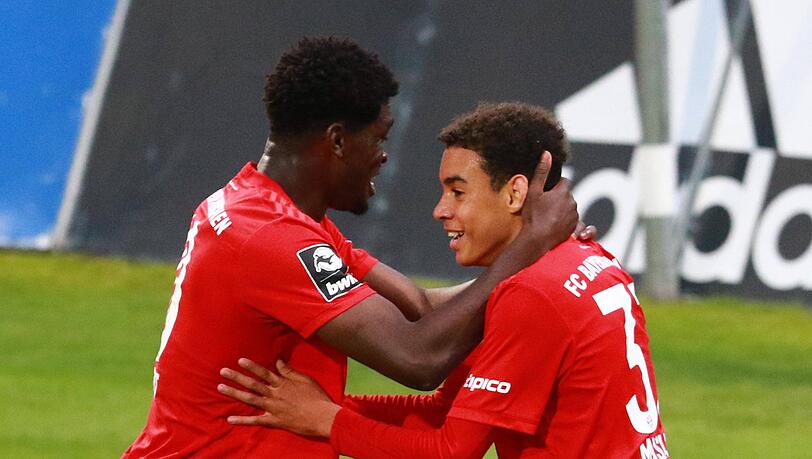 Jamal Musiala (re.) und Kwasi Okjere Wriedt (li.) bejubeln den erneuten Sieg des FC Bayern II. Jamal Musiala (re.) und Kwasi Okjere Wriedt (li.) bejubeln den erneuten Sieg des FC Bayern II.
