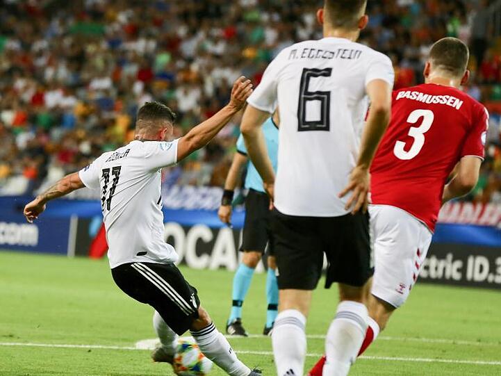 Marco Richter (l) zieht ab und trifft zum 1:0 für die deutsche U21.