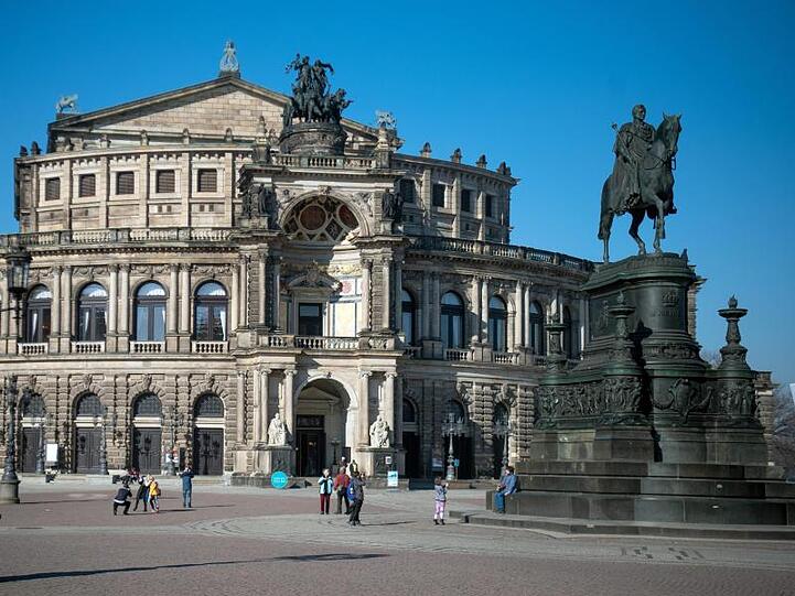 Blick auf die Dresdner Semperoper auf dem Theaterplatz.