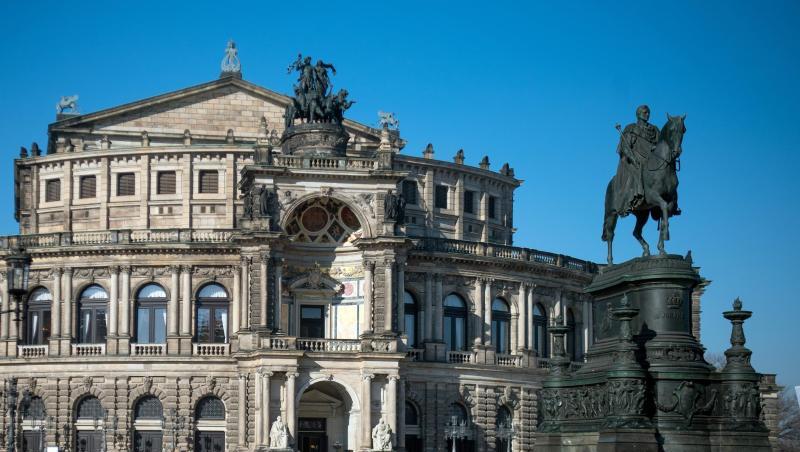 Blick auf die Dresdner Semperoper auf dem Theaterplatz. Blick auf die Dresdner Semperoper auf dem Theaterplatz.
