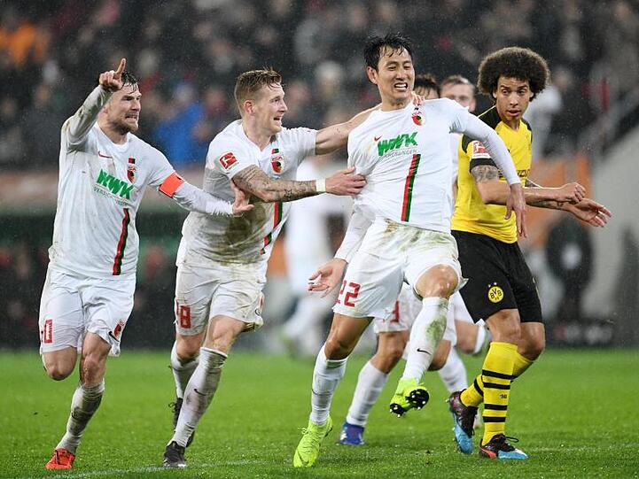 Augsburgs Daniel Baier (l-r), André Hahn und Dong-Won Ji jubeln über den Treffer zum 2:0 durch Ji.