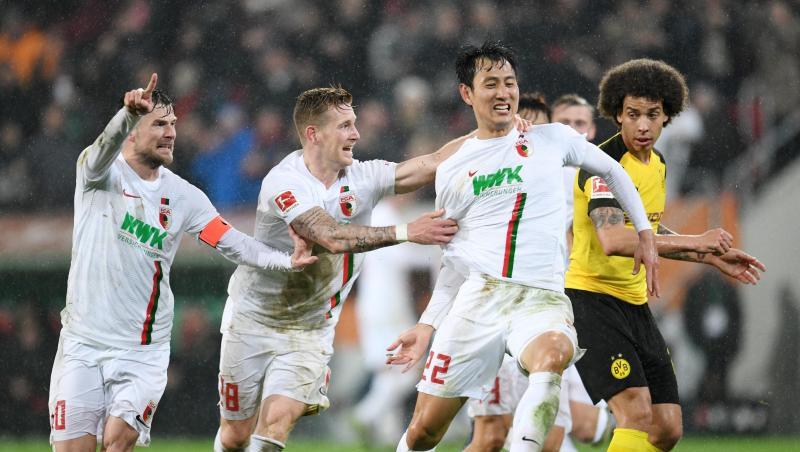 Augsburgs Daniel Baier (l-r), André Hahn und Dong-Won Ji jubeln über den Treffer zum 2:0 durch Ji. Augsburgs Daniel Baier (l-r), André Hahn und Dong-Won Ji jubeln über den Treffer zum 2:0 durch Ji.