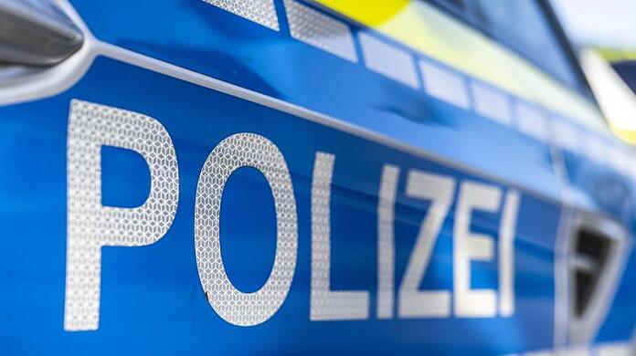 Die Polizei fahndet nach einem Unbekannten, der gemeinsam mit zwei 17-Jährigen einen Münchner überfallen haben soll. (Symbolbild)
