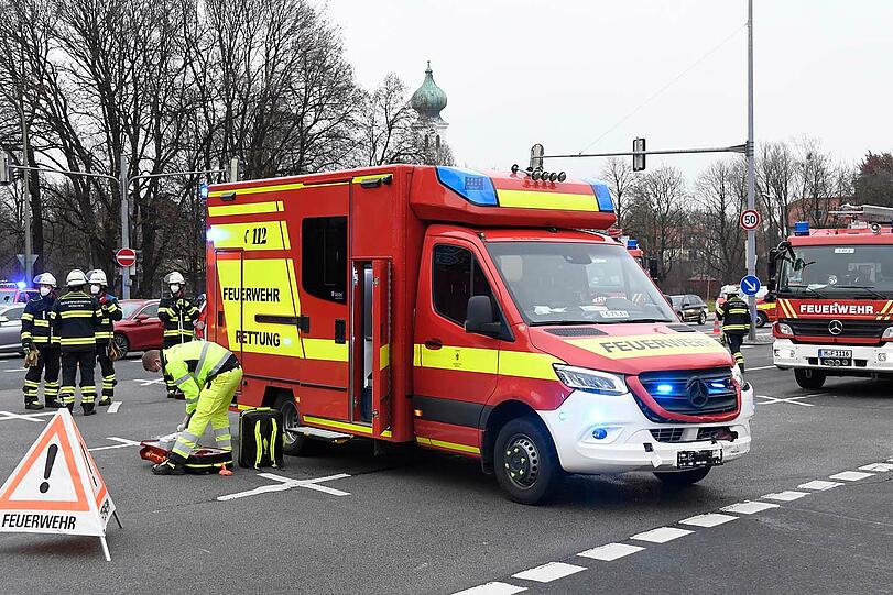 Mit eingeschaltetem Martinshorn und Sirene: Der Rettungswagen der Feuerwehr befand sich auf der Alarmfahrt zu einer Einsatzstelle.