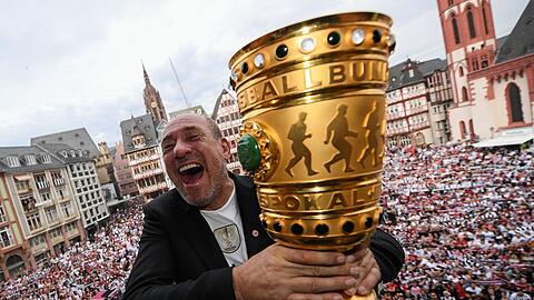 Frankfurts Präsident Peter Fischer hält 2018 den DFB Pokal in den Händen. Nun stehen die Hessen gegen Leipzig erneut im Endspiel.