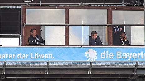 Szene vom letzten 1860-Heimspiel der vergangenen Saison: Der rot gesperrte Trainer Patrick Glöckner, Geschäftsführer Christian Werner und Anderson Lucoqui (v.l.) in den Sprecherkabinen des Grünwalder Stadions.