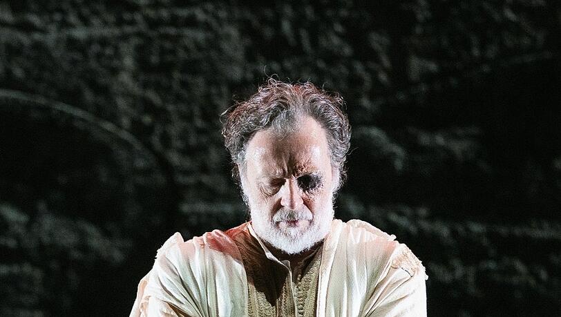 Christian Gerhaher als Wotan in Kirill Serebrennikovs &bdquo;Rheingold&ldquo; bei den Salzburger Festspielen.  Der Bariton wurde 1969 in Straubing geboren. Er absolvierte in M&uuml;nchen ein Medizinstudium. Daneben studierte er Gesang, privat und als Gast an der Hochschule f&uuml;r Musik und Theater M&uuml;nchen sowie in Kursen bei Dietrich Fischer-Dieskau, Elisabeth Schwarzkopf und Inge Borkh.