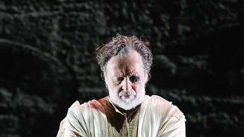 Christian Gerhaher als Wotan in Kirill Serebrennikovs &bdquo;Rheingold&ldquo; bei den Salzburger Festspielen.  Der Bariton wurde 1969 in Straubing geboren. Er absolvierte in M&uuml;nchen ein Medizinstudium. Daneben studierte er Gesang, privat und als Gast an der Hochschule f&uuml;r Musik und Theater M&uuml;nchen sowie in Kursen bei Dietrich Fischer-Dieskau, Elisabeth Schwarzkopf und Inge Borkh.