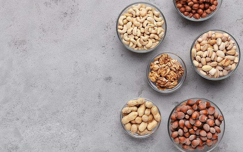 Sollten Sie einmal nicht die im Rezept geforderte Nusssorte zur Hand haben, ist das wohl das kleinste Problem: Denn im Grunde können Sie stattdessen jede andere Nusssorte nehmen. Selbst das zunehmend populäre Mandelmehl können Sie getrost durch geriebene Haselnüsse, Pekannüsse oder Walnüsse ersetzen. Sollten Sie einmal nicht die im Rezept geforderte Nusssorte zur Hand haben, ist das wohl das kleinste Problem: Denn im Grunde können Sie stattdessen jede andere Nusssorte nehmen. Selbst das zunehmend populäre Mandelmehl können Sie getrost durch geriebene Haselnüsse, Pekannüsse oder Walnüsse ersetzen.