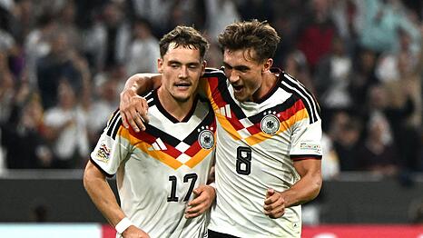 Die Torsch&uuml;tzen Wirtz (l) und Bischof jubeln zusammen.
