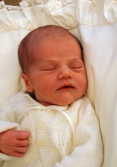Hallo, kleine Estelle! Ganz Schweden ist verzückt von Victorias Baby. Hier gibt's die ersten richtigen Fotos!