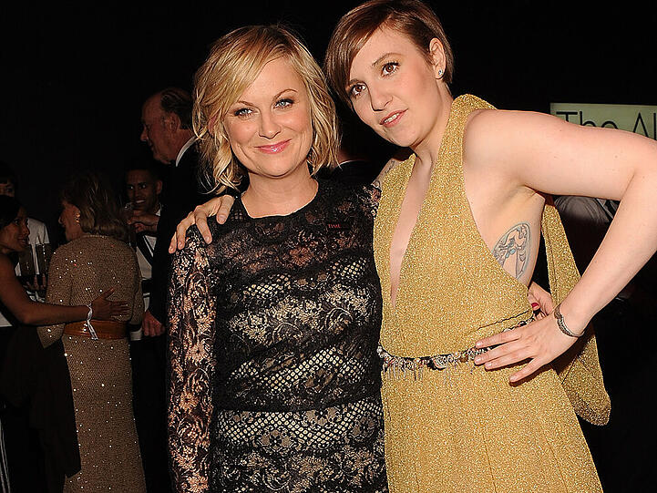 Amy Poehler (li.) und Lena Dunham bei einer Gala in New York