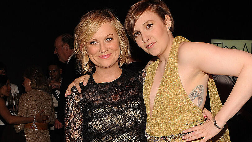 Amy Poehler (li.) und Lena Dunham bei einer Gala in New York Amy Poehler (li.) und Lena Dunham bei einer Gala in New York