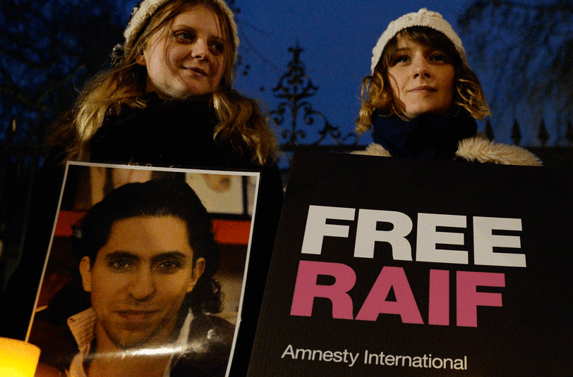 Zwei Demonstrantinnen setzen sich vor der saudiarabischen Botschaft in London für die Freilassung von Raif Badawi ein.