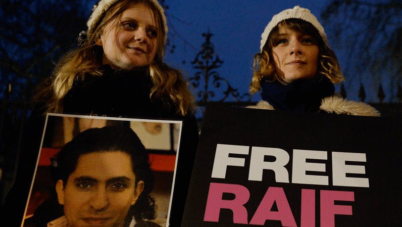 Zwei Demonstrantinnen setzen sich vor der saudiarabischen Botschaft in London für die Freilassung von Raif Badawi ein. Zwei Demonstrantinnen setzen sich vor der saudiarabischen Botschaft in London für die Freilassung von Raif Badawi ein.