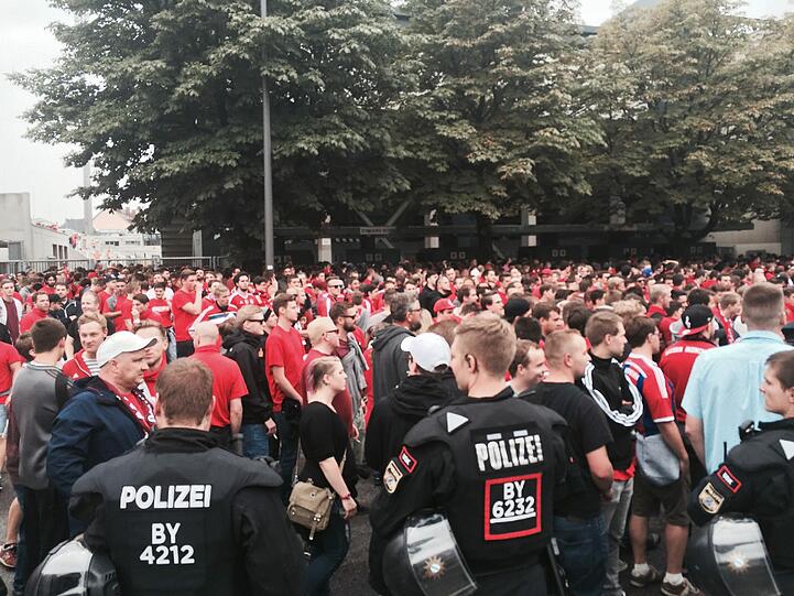 Derby-Stimmung in München: Unter Beobachtung der Polizei versammelten sich die Bayernfans am Vormittag im Tal. Vor dem Grünwalder Stadion kamen die Löwenfans dazu. Rund Tausend Polizisten sind im Einsatz.