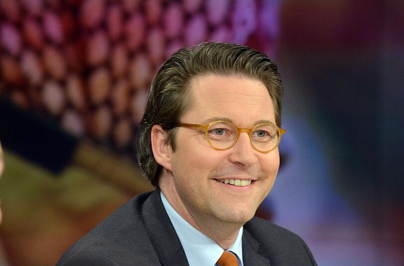 Andreas Scheuer: &bdquo;Du bist CSU-Generalsekretär, du willst halt auch noch den rechtesten aller Rechten auf den rechten Weg bringen und in die CSU integrieren. Damit man in der AfD nicht erst mühsam unsere Sprache lernen muss, lernt der Andreas Scheuer die ihre! Früher war der CSU-Generalsekretär eine Bulldogge. Jetzt ist es Andi Scheuer, ein Rehpinscher! Wenn man in der AfD sagt, dass an der Grenze geschossen werden darf, kann der Andi nur noch die Kalibergröße nachkläffen.&ldquo;